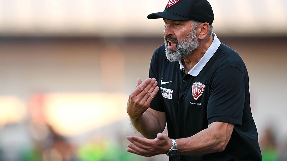 Trainer Uwe Wolf (Buchbach) gibt Anweisungen, gestikuliert, mit den Armen gestikulieren, gives instructions, gesticulate