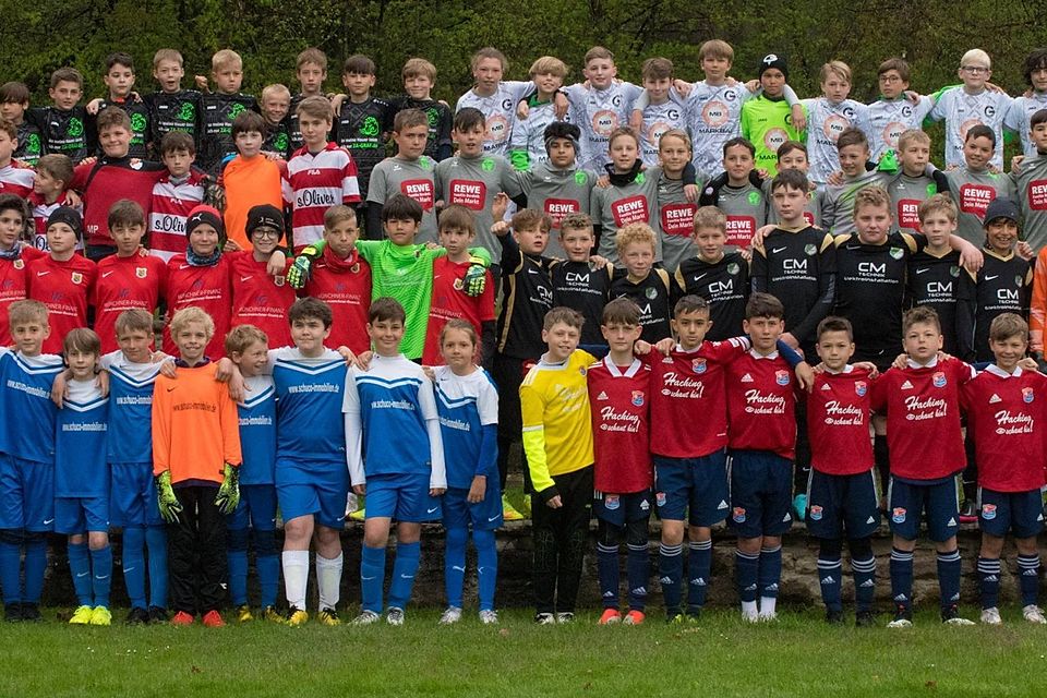 Heiß auf das Turnier: die Mannschaften der SpVgg Höhenkirchen, SV-DJK Taufkirchen, SV Straßlach, TSV Brunnthal, SpVgg Unterhaching, TSV Grünwald, TSV Sauerlach und SC Baierbrunn.