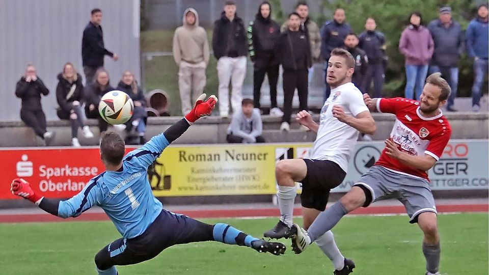 Philipp Solleder hebt den Ball vorbei an Andreas Greinwald zum 2-2 in die Manschen. Gregor Schaffer (rechts) kommt zu spät.