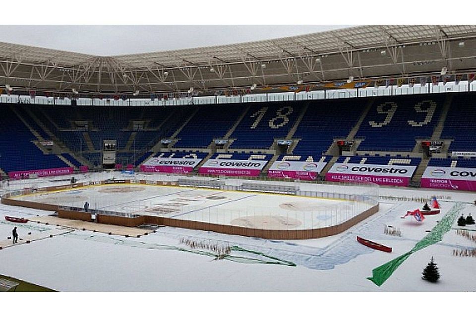Da wo sonst ein Bundesliga-Rasen liegt, wird am Samstag Eishockey gespielt. Foto: bz