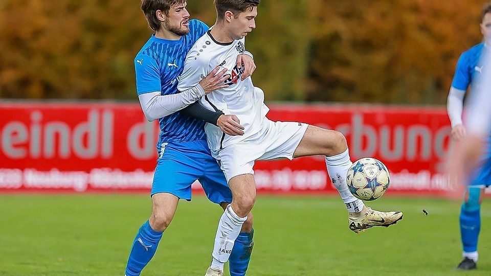 Umkämpftes Derby: Philippe Bauer (rechts) und der VfR Neuburg hatten gegen die SpVgg Joshofen-Bergheim (links Dominik Rehm) das glückliche Ende für sich.