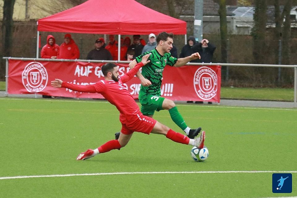 Mit einer Einstellung wie gegen den FC Wegberg-Beeck will die SpVg Porz (in rot) auch bei der Teutonia drei Punkte entführen. 
