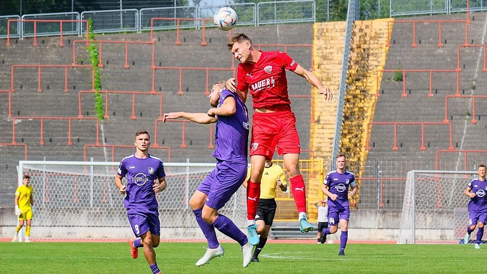 Einer von zwei Hochkarätern: Maximilian Manghofer (rotes Trikot) damals noch beim TSV Buchbach.