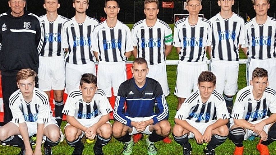 Die B-Jugend (16/17 Jahre) des Eckernförder SV entführte den begehrten Wanderpokal mit (stehend, von links) Trainer Andreas Obermüller, Nick Valente, Marco Sell, Sead Ibric, Mattis Voß, Lasse Wintjen, Cedric Theet, Falk Frank sowie (knieend, von links) Felix Haß, Marten Glück, Nick Behrens, Moritz Krüger und Jesse Siemonsen.Tüxen