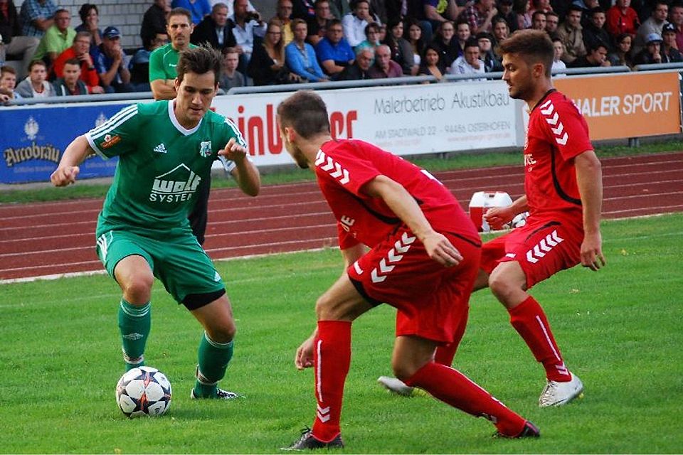 Die SpVgg Osterhofen um Markus Tippelt (li.) setzte sich gegen den 1. FC Passau 1:0 durch F: Nagl