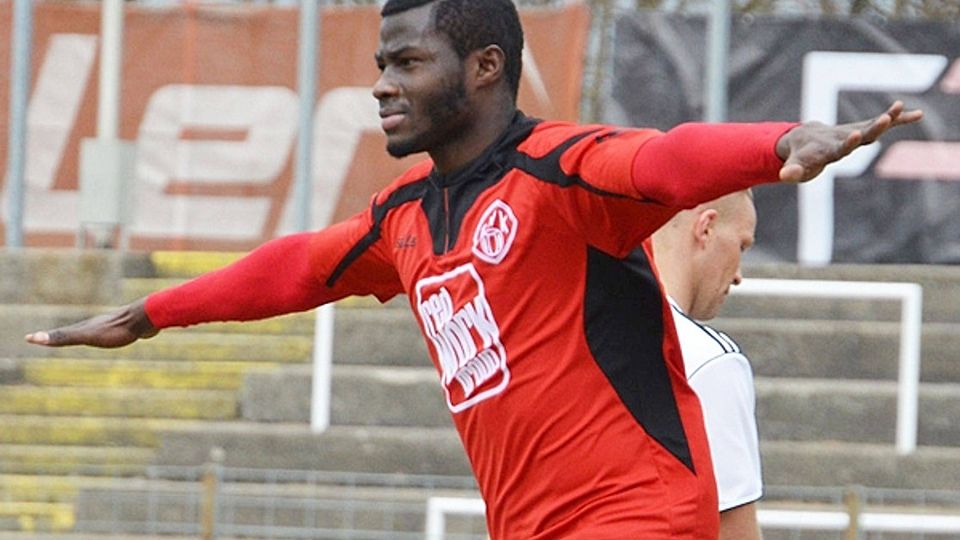 Idrissa Sow bejubelt zwei Tore gegen den 1. FC Sand. F: Waltrapp