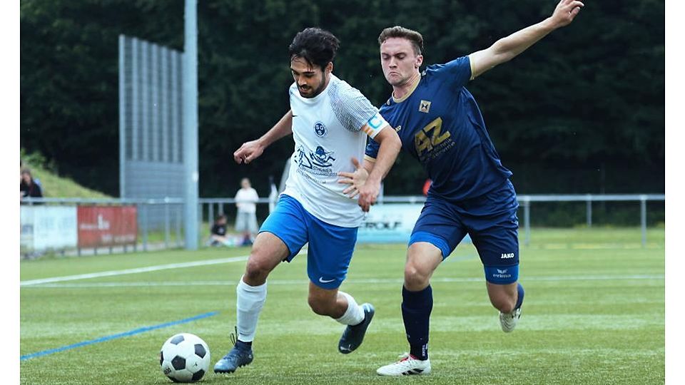 Der VfL Michelstadt und die SG Sandbach, hier Michelstadts Michel Daum im direkten Duell in der Relegation vergangene Saison gegen Sandbachs Luca Wirth, zeigen sich in bester Verfassung. 	Archivfoto: Herbert Krämer