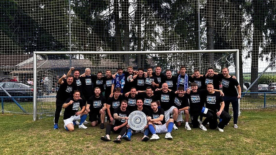 Der FC Limbach setzte sich in einem dramatischen Endspiel um die Meisterschaft durch uns durfte anschließend feiern. 