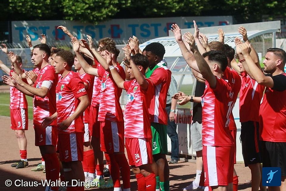Die Elf des Wormser Oberligisten jubelt gemeinsam mit ihren treuen Fans nach dem Abpfiff gegen Cosmos Koblenz.