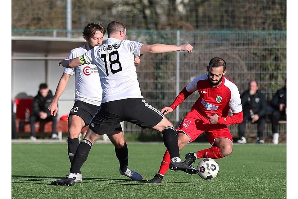 Häufig von Verletzungen gebremst: Wormate Vincenzo Bilotta (rechts) wird von Gimbsheims Kevin Siebert (Nummer 18) und dessen Teamkollegen Nico Scherer gestellt.	Foto: Chr. Dirigo/pakalski-press