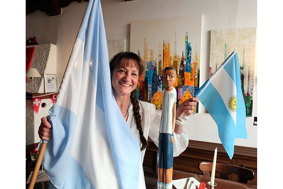 Marta Barbero (55) im Sombrero Latino. Die in Santa Fe beheimatete Gastronomin wünscht sich wegen der schwierigen Zeiten in der Heimat von Herz aus den Titel für Argentinien.  (Foto: Heiko Kubenka)