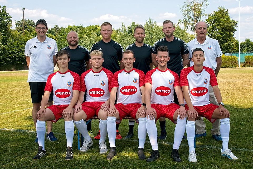 Hintere Reihe v.l.: 1. Vorsitzender Uli Münchmeier, Torwart-Trainer Dennis Strohbach, Trainer Martin Schuster, das Reserve-Trainerduo Michael Singer und Nico Neidhardt sowie 2. Vorsitzender Thomas Groß. Vordere Reihe v.l.: Toni Grötsch, Volker Lorenz, Daniel Füssl, Valmir Shabani und Michael Bündgens.