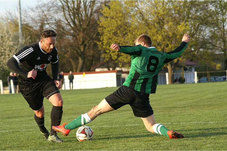 Mit einem langen Bein trennt der Grünberger Gideon Glaser (rechts) den Leuseler Alexander Wagner vom Leder. 	Foto: Raab
