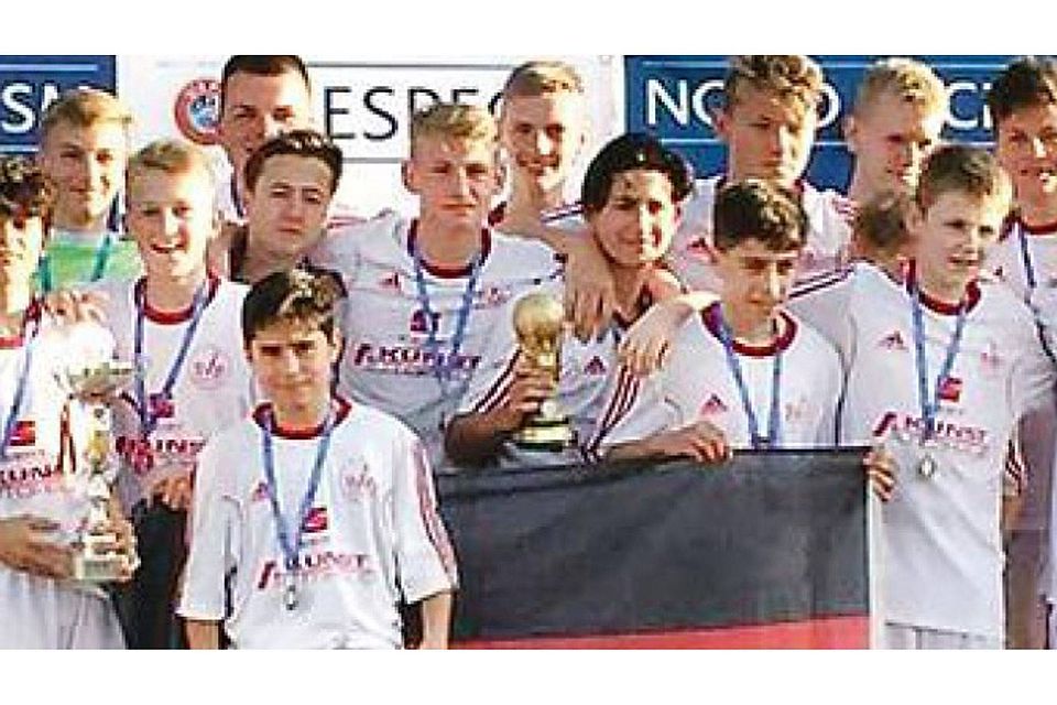 Fair-Play-Sieger: Die erste C-Junioren-Mannschaft des SV Brake spielte in Spanien vorbildlich. Sebastian Mentz