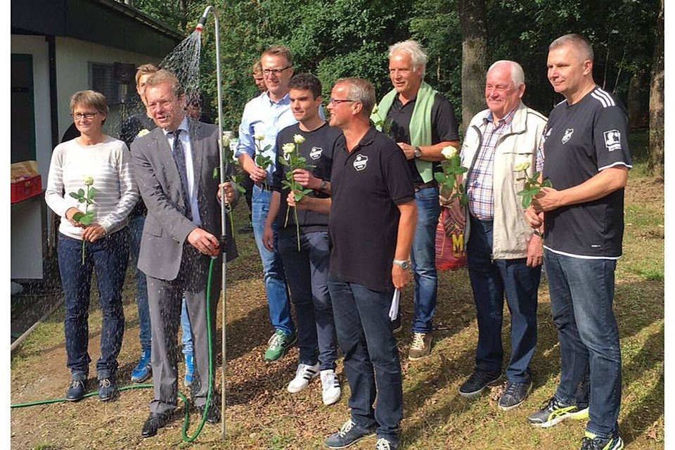 Siegens Bürgermeister Steffen Mues (vorne links) und Bürbachs Vorsitzender Andreas Stöcker (vorne rechts) freuen sich, dass nun endlich Wasser am "Galgenberg" fließt. Foto: Verein