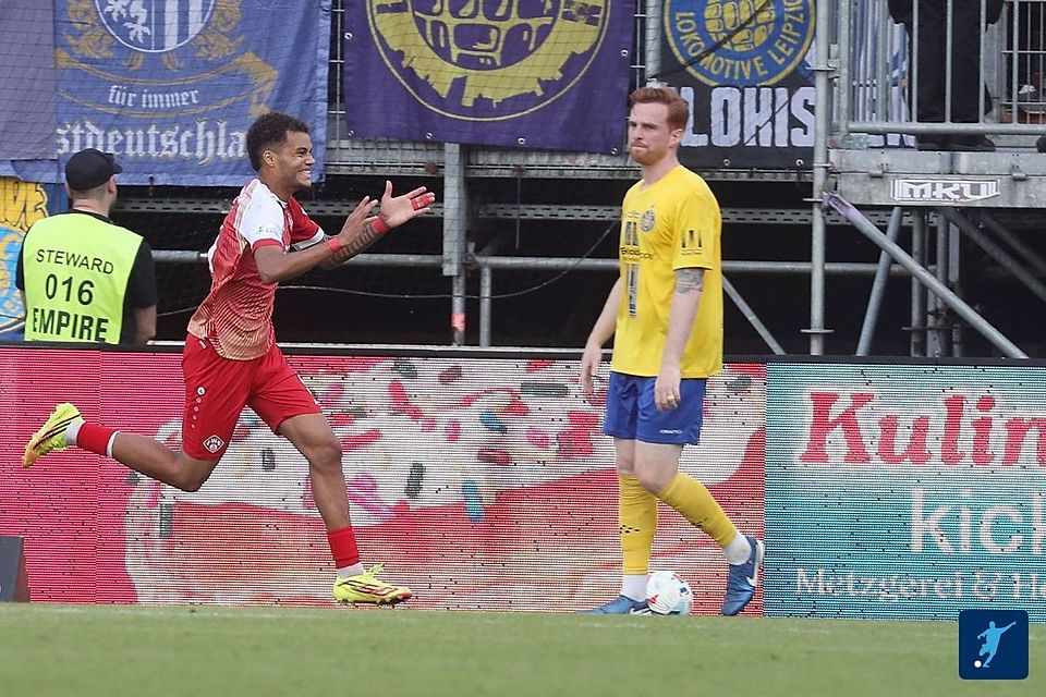 Die Würzburger Kickers haben sich als letzte Mannschaft sportlich für die 3. Liga qualifiziert. Die Würzburger Kickers haben sich als letzte Mannschaft sportlich für die 3. Liga qualifiziert.