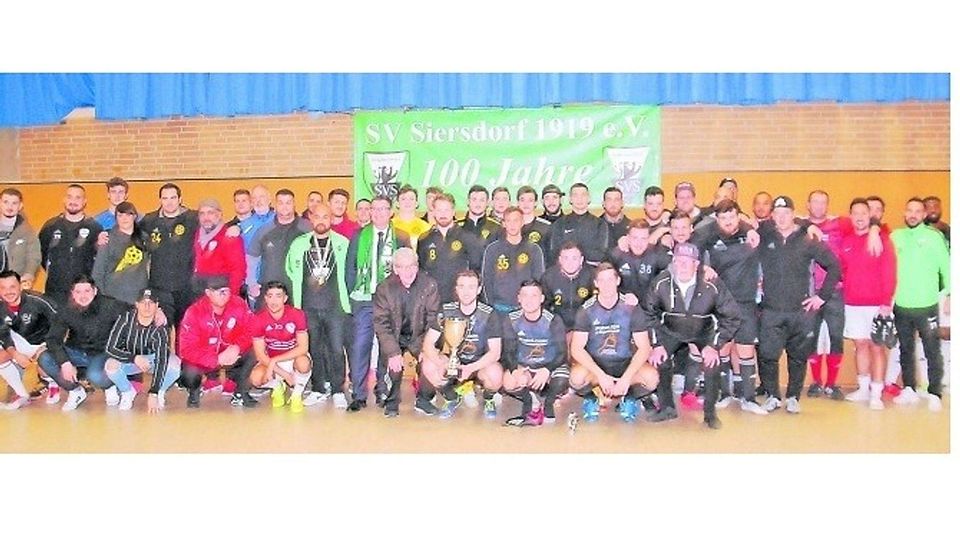 Nach dem Endspiel stellten sich die Finalisten zum obligatorischen Siegerfoto – unter dem Applaus der rund 400 Zuschauer, die das Endspiel um den Hermann- Ramrath-Cup verfolgten