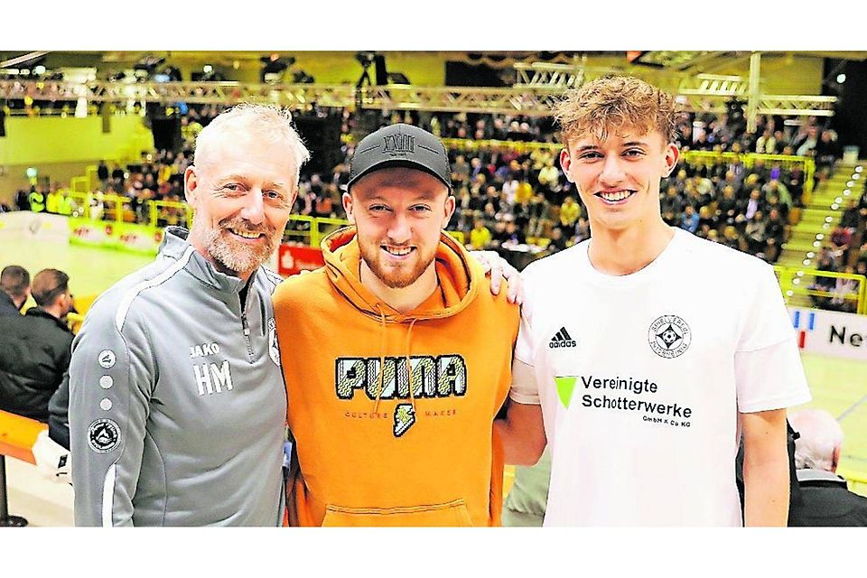 Familientreffen: Tobias Mohr (Mitte) verfolgte gestern die Partien des SV Breinig, für den Vater Horst (Trainer) und Bruder Niklas (Spieler) aktiv sind.