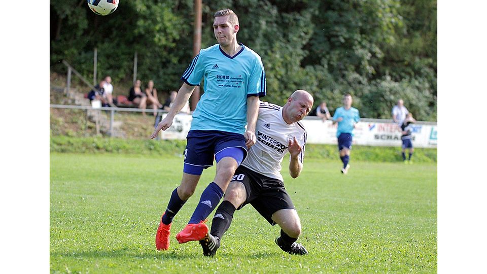 Einen Schritt schneller: Flomborns Marcel Vogt (links) spielt den Ball, Niederwiesens späterer Doppeltorschütze Dennis Santschanin hat in dieser Szene noch das Nachsehen.	Foto: pa/Axel Schmitz