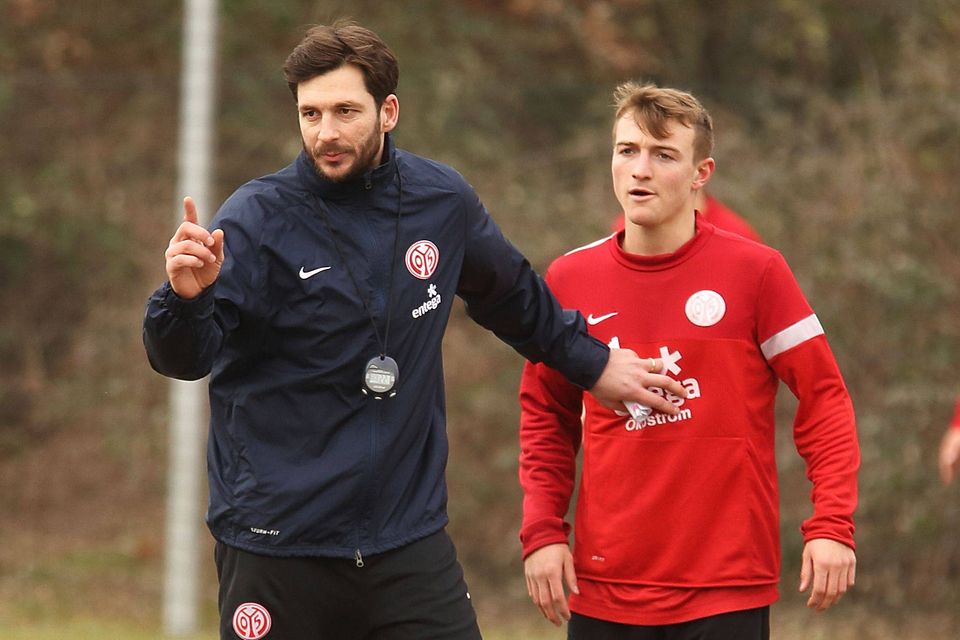 Trainer Sandro Schwarz gibt dem neuen U23-Kapitän Daniel Bohl Anweisungen im Training. Archivbild: FuPa. Trainer Sandro Schwarz gibt dem neuen U23-Kapitän Daniel Bohl Anweisungen im Training. Archivbild: FuPa.