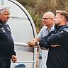 Der SV 09 Arnstadt um Ole Johannes (Mannschaftsleiter links), den ehemaligen Präsidenten Daniel Barth (mittig) und 09-Trainer Martin Hauswald erklärten nachträglich auch gegenüber dem TFV den Aufstiegsverzicht.