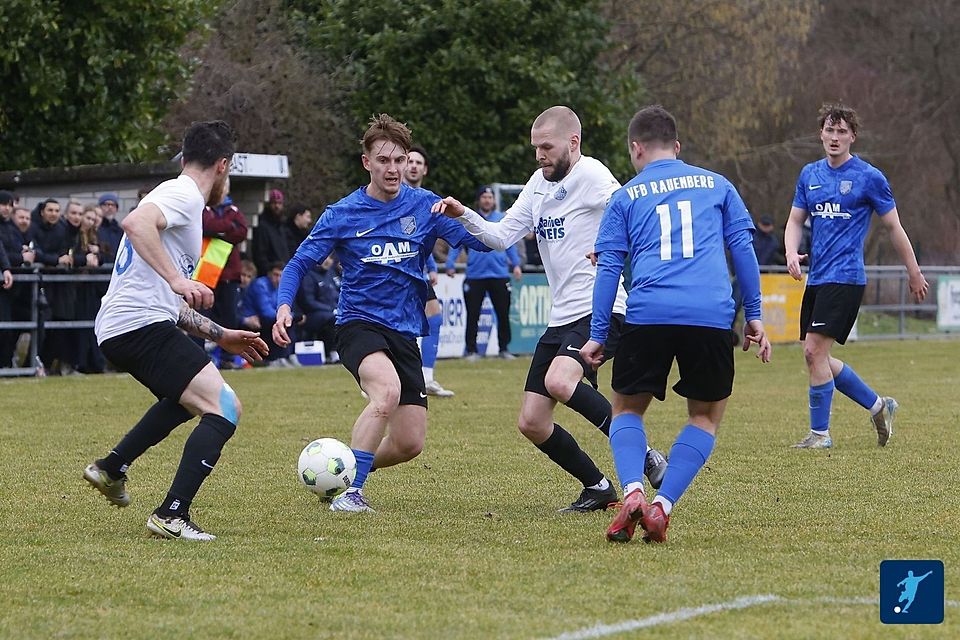 Leimen (weiß) befindet sich in der Pole Position für die Landesliga.