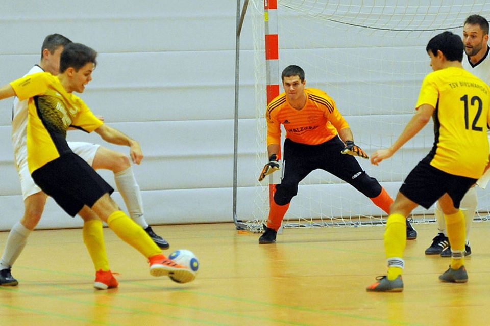 Carlos de Pierie (links) setzte sich mit dem TSV Binswnagen gegen den VfL Zusamaltheim durch und löste das Endrundenticket.