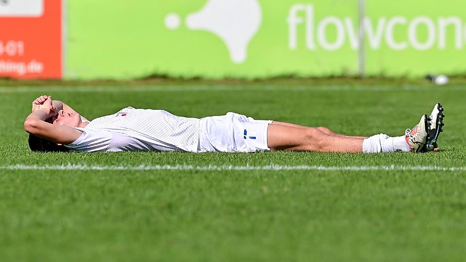 Fabian Streibl (Ismaning) nach Spielende auf dem Boden liegend