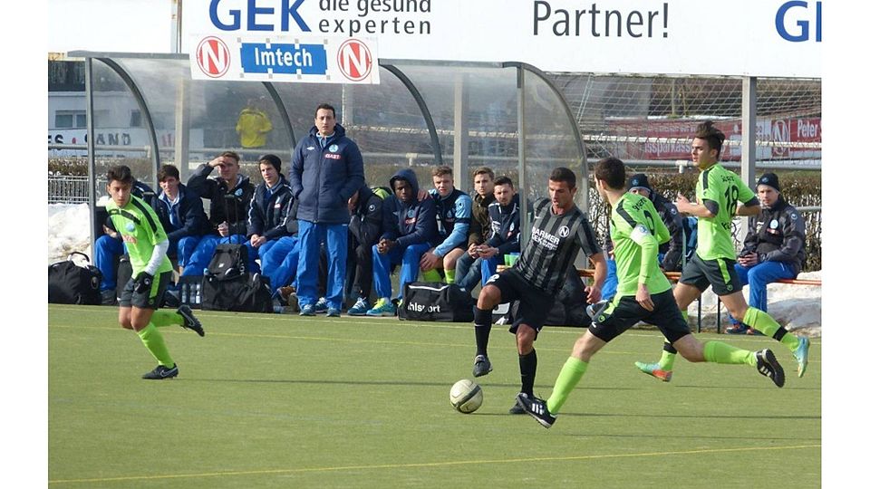 Timm Fahrion (Mitte) hat zwar kein effektives, aber ein erfolgreiches Spiel seiner U19 gegen den Freiburger FC gesehen. Foto: Jan Sigel