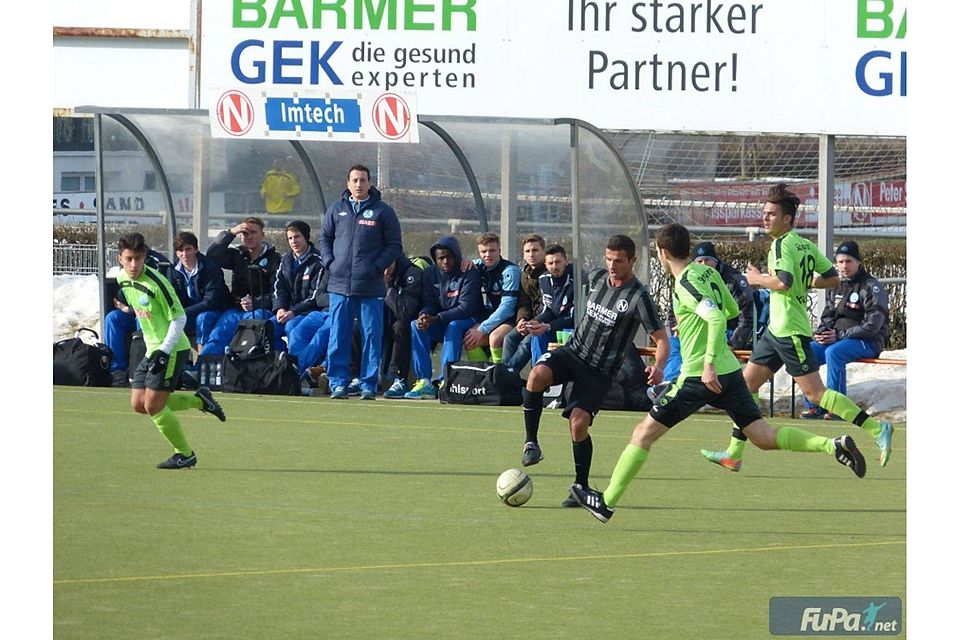 Timm Fahrion (Mitte) hat zwar kein effektives, aber ein erfolgreiches Spiel seiner U19 gegen den Freiburger FC gesehen. Foto: Jan Sigel