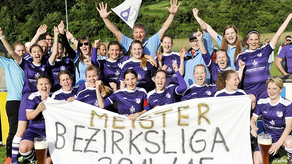 Es ist geschafft: Die Fußballerinnen des SV Grasheim steigen nach dem 6:0-Schützenfest bei der SG Glött in die höchste schwäbische Liga (Bezirksoberliga) auf. 	F.: Karl Aumiller