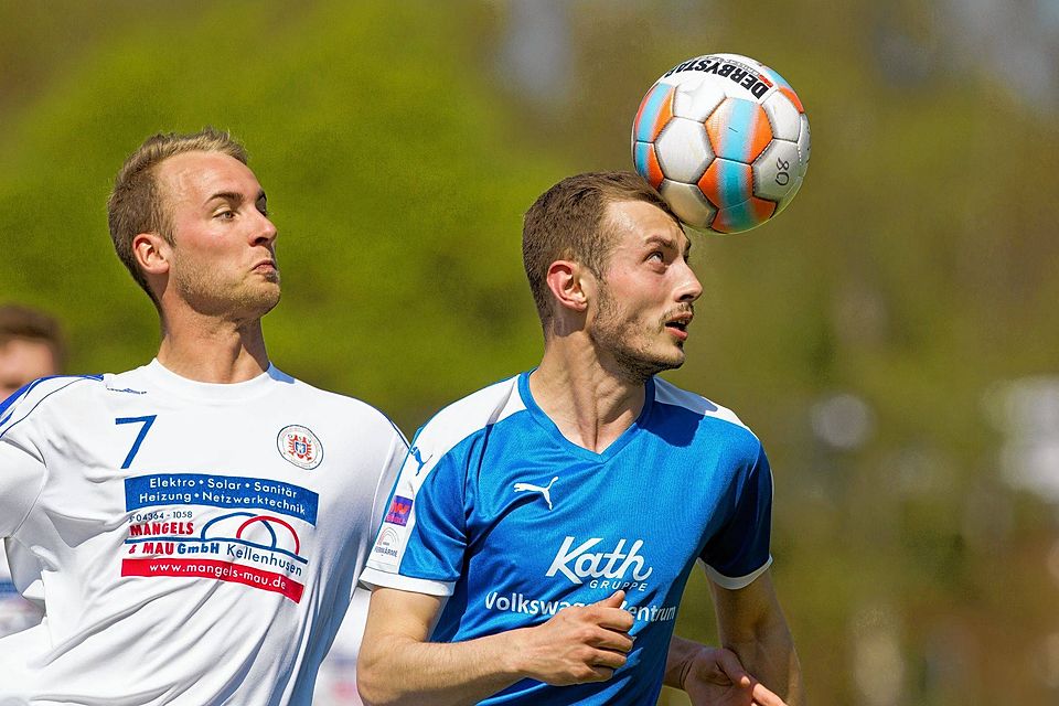 Den Ball und das Saisonende fest im Blick: Kim-Patrick Nitschke (rechts), hier im Spiel gegen den Oldenburger SV. Foto: Dewanger