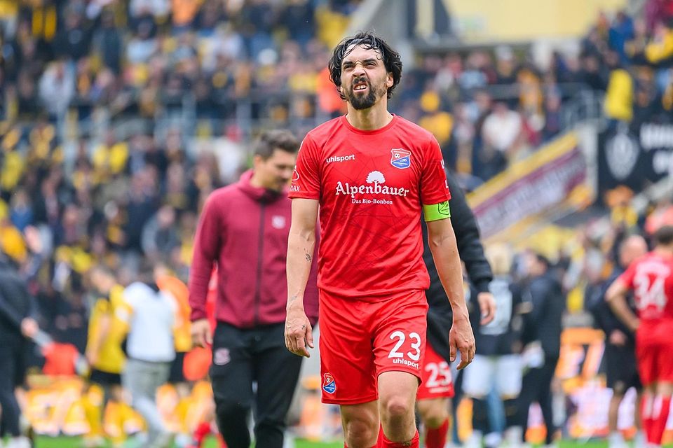 17.05.2025, Sachsen, Dresden: Fußball: 3. Liga, SG Dynamo Dresden - SpVgg Unterhaching, 38. Spieltag, Rudolf-Harbig-Stadion; Unterhachings Markus Schwabl geht nach der Niederlage vom Feld. Foto: Robert Michael/dpa +++ dpa-Bildfunk +++ 17.05.2025, Sachsen, Dresden: Fußball: 3. Liga, SG Dynamo Dresden - SpVgg Unterhaching, 38. Spieltag, Rudolf-Harbig-Stadion; Unterhachings Markus Schwabl geht nach der Niederlage vom Feld. Foto: Robert Michael/dpa +++ dpa-Bildfunk +++