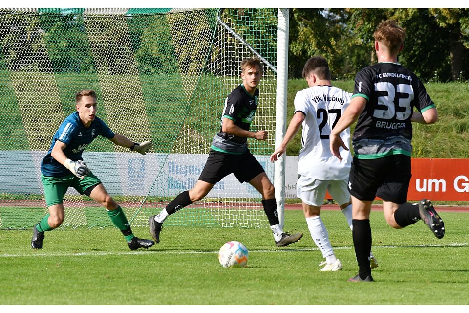 FCG-Keeper Florian Lindel (links) konnte diesen Schuss von Maxi Christl (27) auszeichnen, die Niederlage konnte er nicht verhindern.