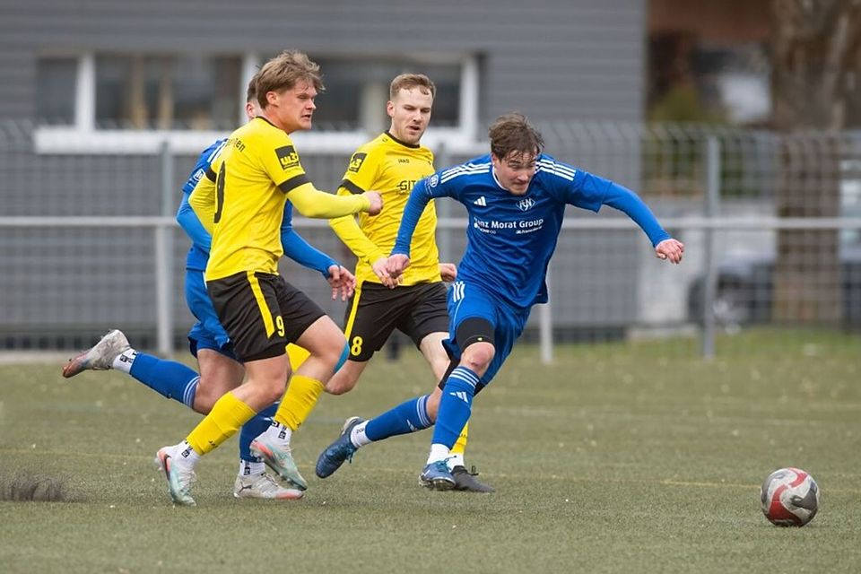 Janis Haasler (rechts) brachte den FC Neustadt in Singen in Führung.