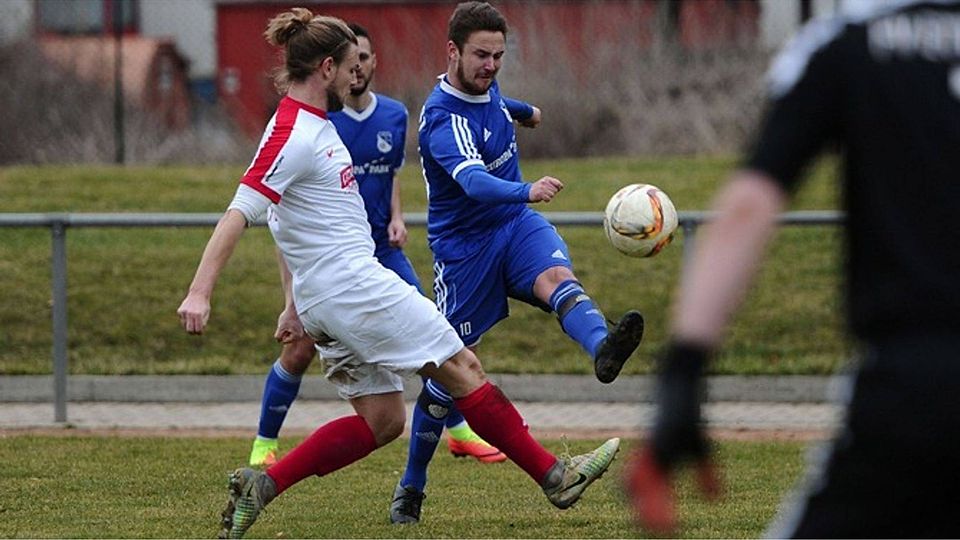 Eine Szene vom  März 2017:  Michael Schwanz (FV Ettenheim) versucht, Marco Schneider (SV Rust)  an einer Flanke zu hindern. | Foto: Pressebüro Schaller