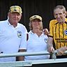 Auf dem Foto sind Stefan, Conny und der Ehrenpräsident des FC Pipinsried, Konrad Höß – im  Brighton-Dress – zu sehen.