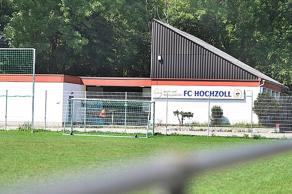 Dieses Sportheim soll saniert werden. Doch die Baumaßnahme scheint sehr teuer zu werden. Der FC Hochzoll steckt in einem finanziellen Dilemma.