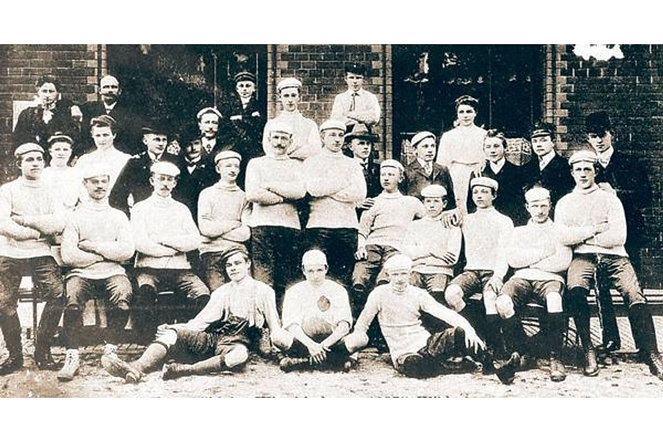 Die Anfangszeit: Im Gründungsjahr 1907  nahmen die Mitglieder des „Fußballklub Wittekind von 1907“ ein Bild vor dem Hotel Stegemann in Wildeshausen auf. Bürger- und Geschichtsverein