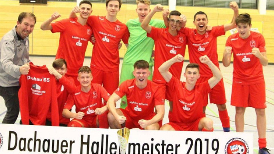 Riesig gefreut haben sich die U 17-Fußballer des TSV 1865 Dachau über ihren Finalerfolg bei der DAH-HM 2019 gegen den ewigen Rivalen JFG TaF Glonntal. Die Kicker von der Jahnstraße gewannen das spannende Duell mit 3:2. Foto: ro
