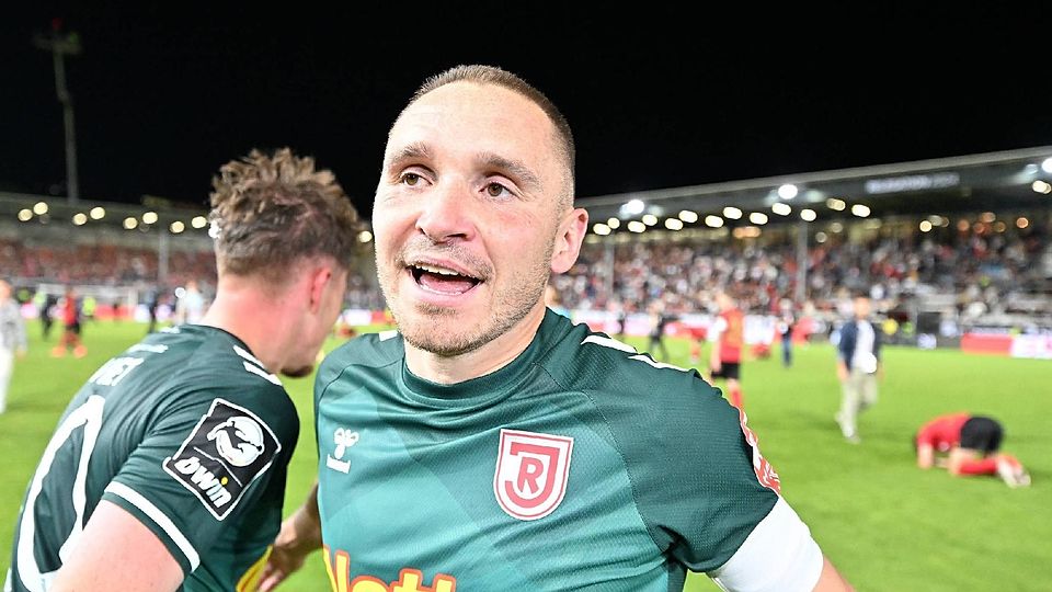 Gelöste Stimmung: Andreas Geipl feiert den Aufstieg in die 2. Bundesliga.