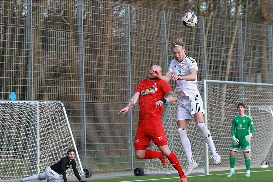 Janik Jensen (re., Kaltenkirchener TS) gegen Andre Volkers (Inter Türkspor Kiel).