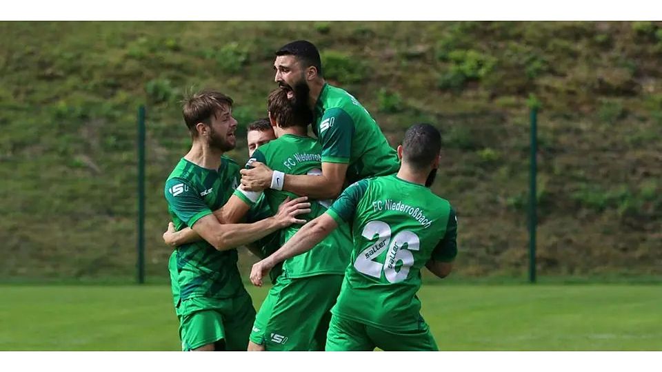 Die Spieler des FC Niederroßbach bejubeln einen Treffer von Marcel Häußer. Am Samstag wäre ein Heimsieg über die SG Aartal für das Team enorm wichtig. © Lorenz Pietzsch