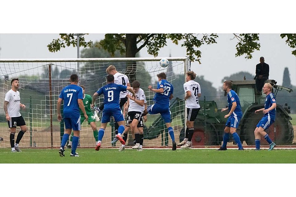 Szene im Heider Strafraum vom Zaungast beobachtet mit bestem Sitzplatz. Szene im Heider Strafraum vom Zaungast beobachtet mit bestem Sitzplatz.