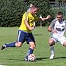 Da war die Welt für den TSV Benediktbeuern noch in Ordnung: Albert Schandl (Mi.) schoss seine Mannschaft mit 1:0 in Führung, am Ende gewann Penzberg aber mit 3:2.