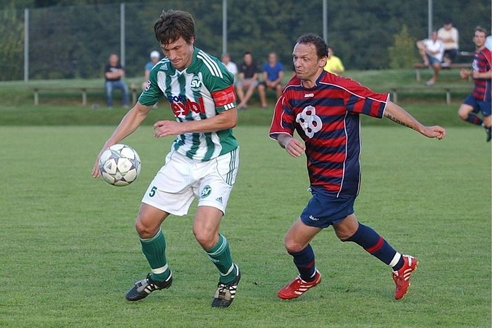Josef Eibl (li.) gelang bereits sein siebter Ligatreffer der Saison gegen Anton Prancl und den 1. FC Bad Kötzting. F: Meier