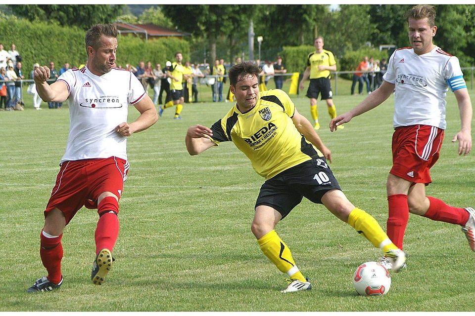 Die U23 des FC Amberg (in Gelb) spielt in der Relegation des Kreises das berühmte &quot;Zünglein an der Waage&quot;. &lt;b&gt;F: Artmann&lt;/b&gt;