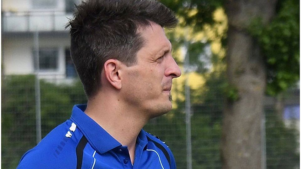 Trotz der Tabellenführung mit der FSG Mündling-Sulzdorf hebt Trainer Andreas Probst nicht ab.   F.: Karl Aumiller