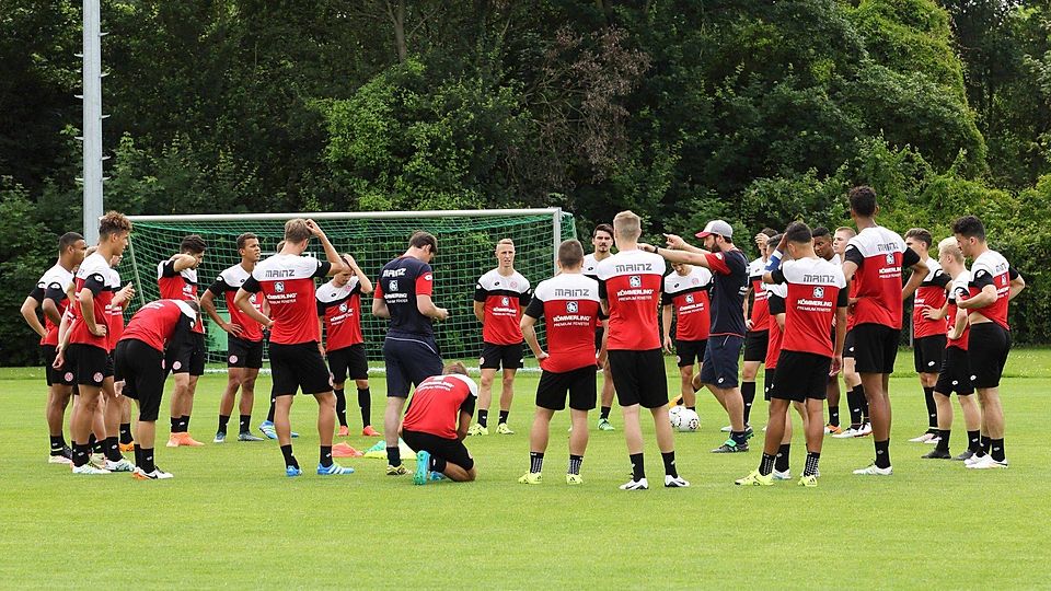 Klare Anweisungen: 05-Trainer Sandro Schwarz (im Mittelkreis mit Kappe) gibt im Training der Mainzer U 23 die Richtung vor. Seine lernwilligen Spieler hören genau zu. In anderthalb Wochen steht der Ligastart des jungen Teams gegen den FSV Zwickau an.