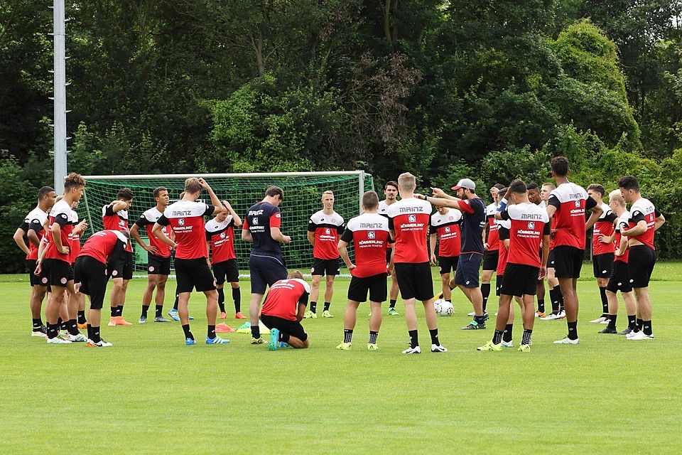 Klare Anweisungen: 05-Trainer Sandro Schwarz (im Mittelkreis mit Kappe) gibt im Training der Mainzer U 23 die Richtung vor. Seine lernwilligen Spieler hören genau zu. In anderthalb Wochen steht der Ligastart des jungen Teams gegen den FSV Zwickau an.